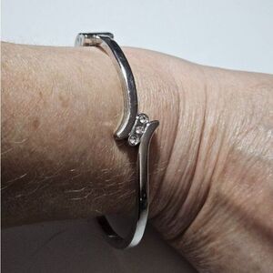 Silver tone hinged bracelet 6"